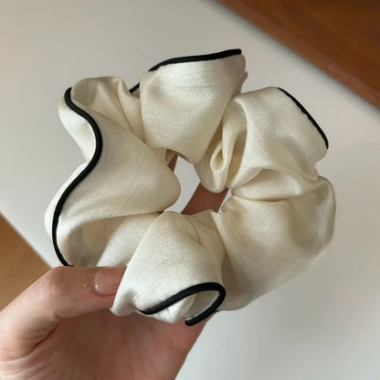 Satiini scrunchie